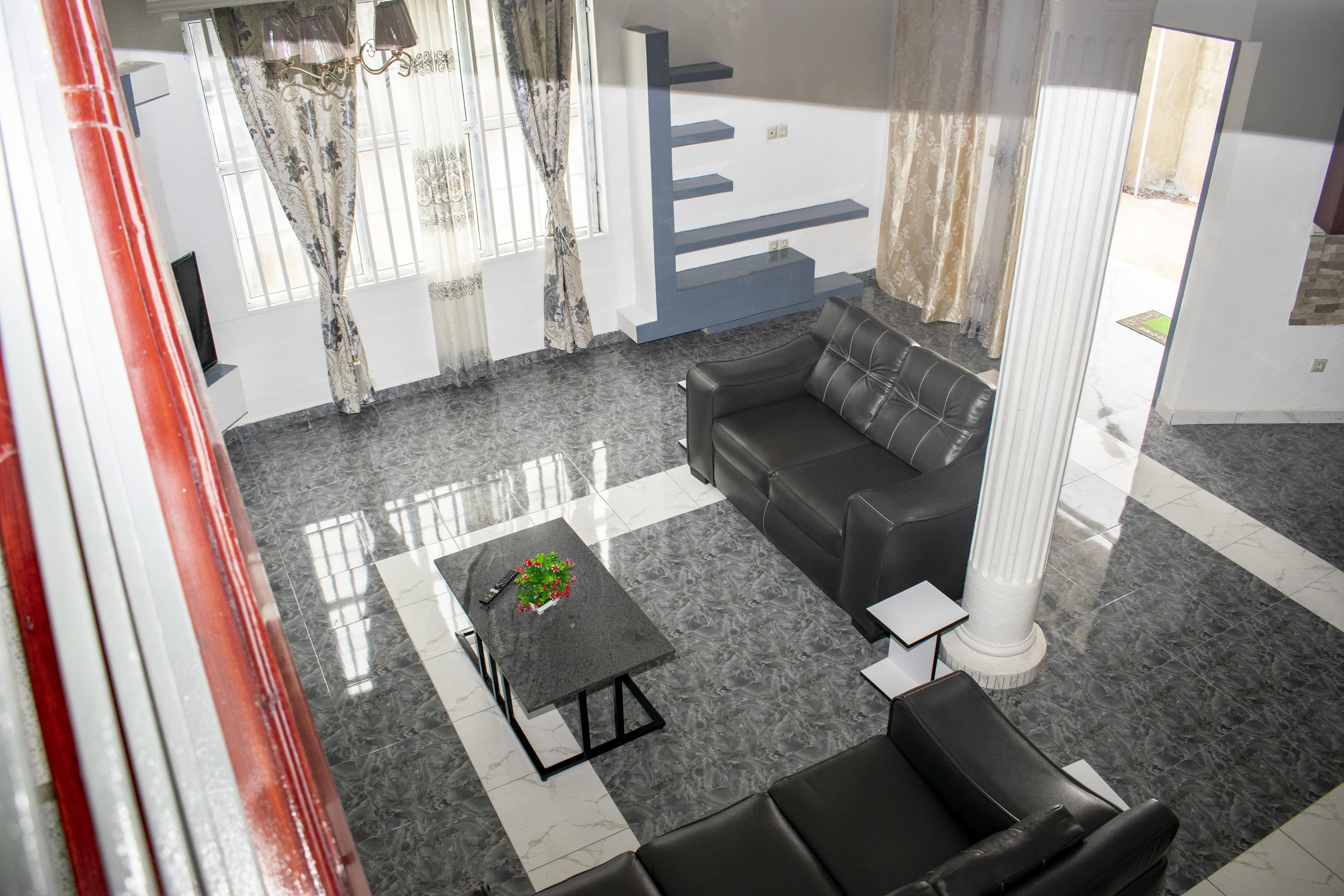 Living room at Longho's Lodge